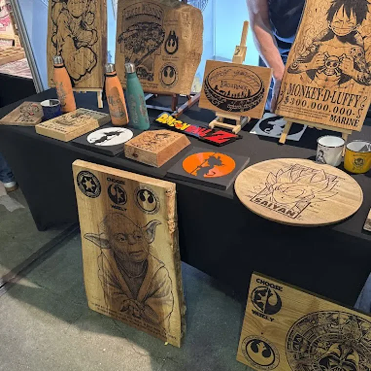 Trophées et enseignes gravés sur bois — réalisations Kustom & Design