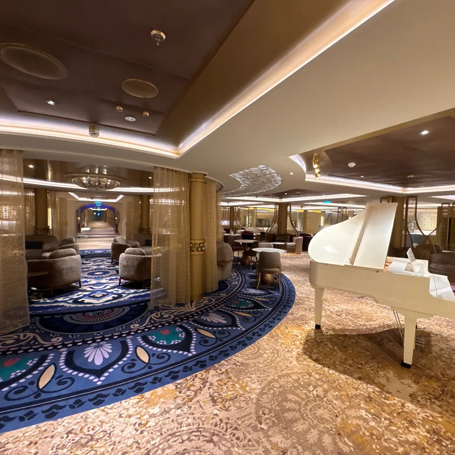 Salon de bateau de croisière mis en lumière