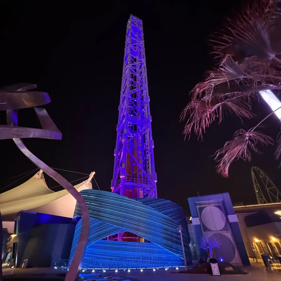 Tour illuminée de nuit — scénographie lumineuse de parc d'attractions